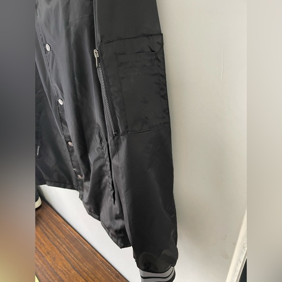 Members Only, Medium, satin sheen windbreaker type collared black jacket unisex - Picture 3 of 9